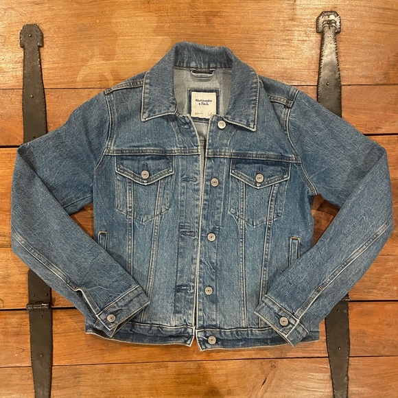 A&F Women’s Jean Jacket Size Small - Picture 1 of 5